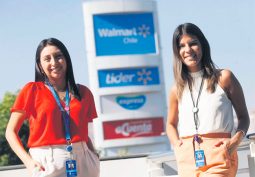 La inspiradora historia de dos colaboradoras de Walmart Chile que han hecho carrera en la compañía